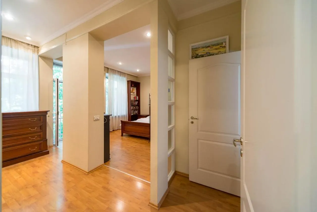 Apartment On Kostyolna 6 Kiev