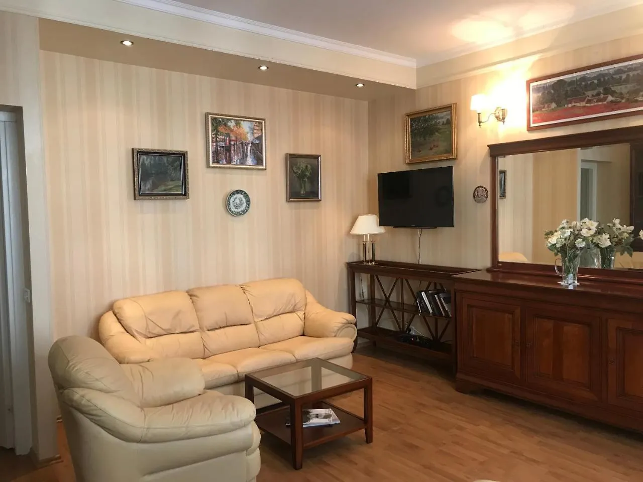Apartment On Kostyolna 6 Kiev Ukraine