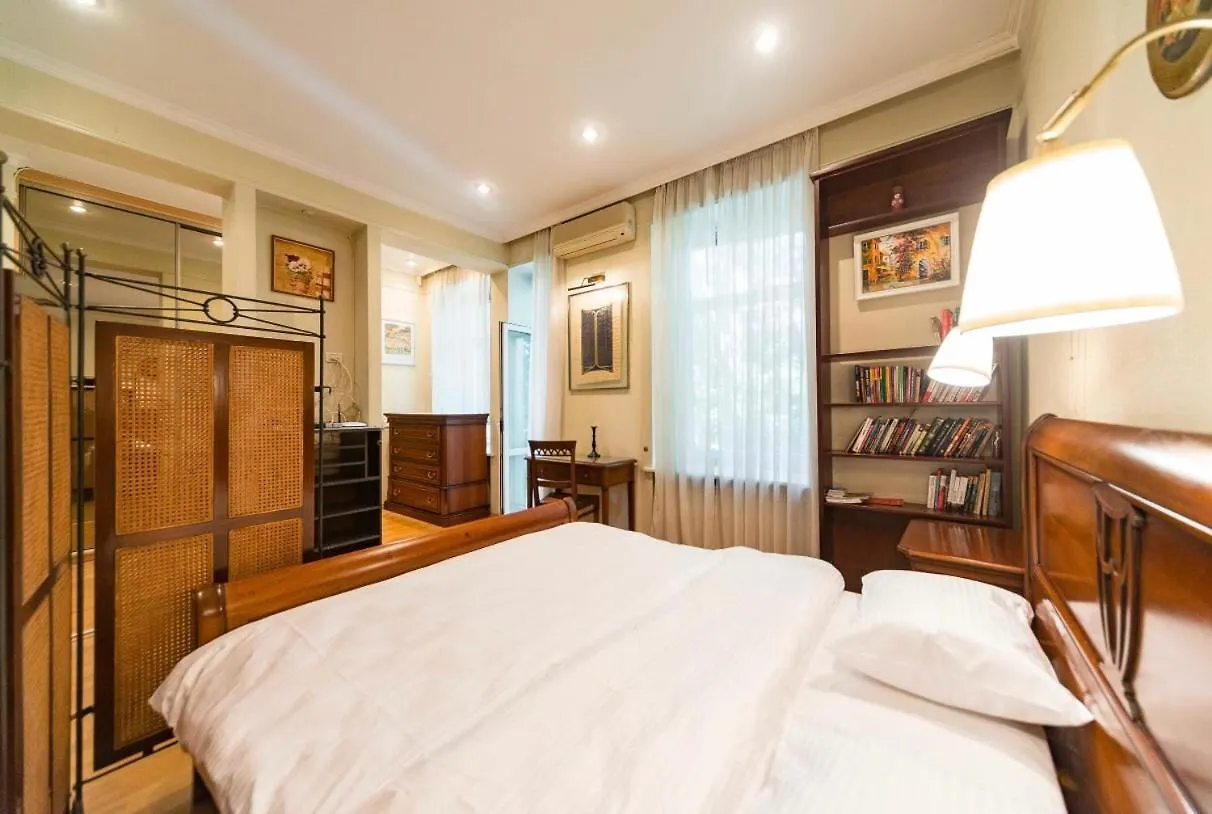 Apartment On Kostyolna 6 Kiev Ukraine